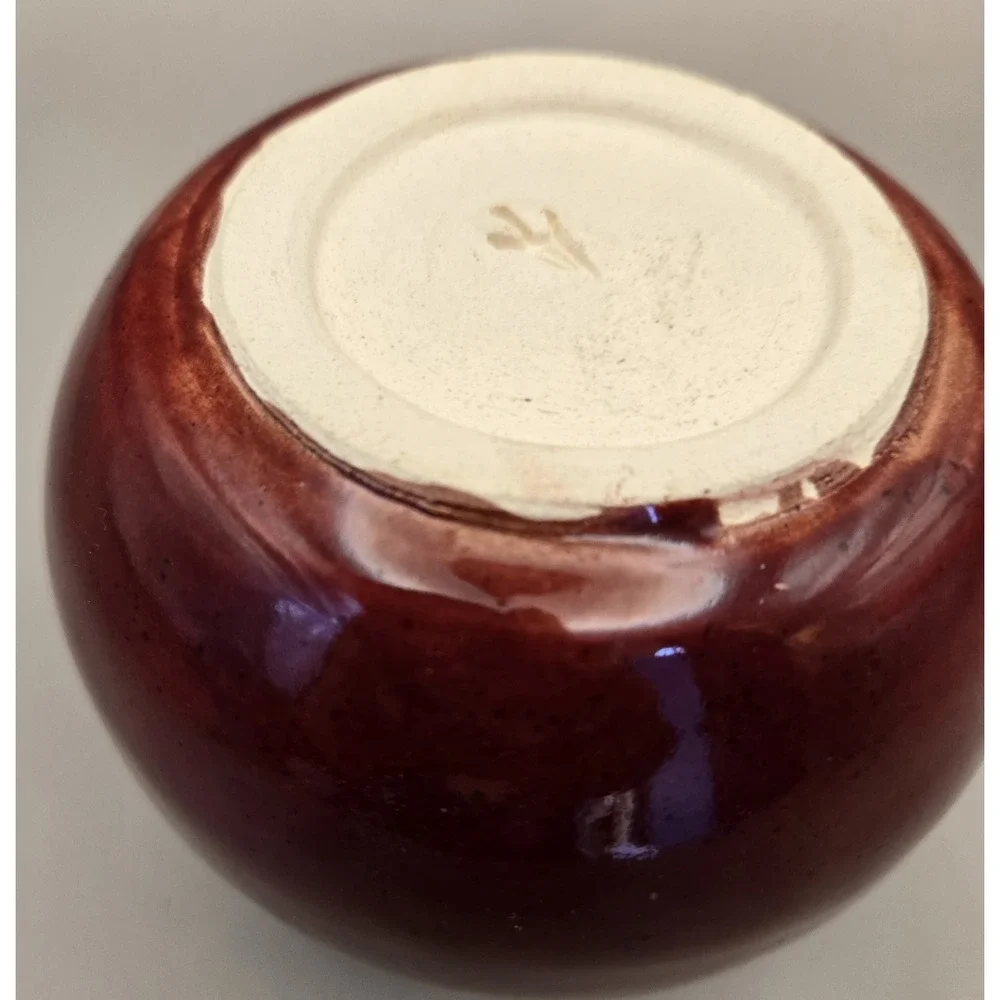 Small Vase Reddish Brown Round With Ruffled Edge‎